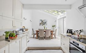 10 Clarence Hill - Elegant Town House With Outside Space